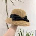 Vue détaillée du chapeau de paille d'été doté d'un élégant nœud en résille noire. - Kaki