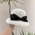 Chapeau de paille femme élégant d'été avec nœud en résille noire, protection solaire. - Blanc