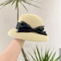Chapeau de paille beige avec noeud en filet noir, detail elegant de chapeau de soleil d'ete. - Blanc Cassé