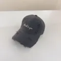 Berretto da baseball grigio scuro slavato con ricamo bianco, visiera curva, cappellino estivo. - Grigio