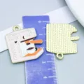 Cartoon koffiemachine emaille bedeltje voor DIY sieraden met liniaal voor afmetingen - Koffiezetapparaat (27169)