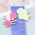 Pendentif abeille cœur émail rose avec texte LOVE pour bijoux de la Saint-Valentin DIY - Abeille de Cœur (27206)
