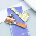 Cartoon koffieboon hanger van emaille legering voor DIY sieraden in oranje en bruin - Koffietamper (27170)