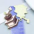 Emaille koffiemolen bedeltjes voor DIY sieraden met voor- en achterkant getoond detail - Handmatige Koffiemolen (27171)