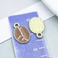 Cartoon koffieboon bedeltje met bruin emaille en luxe goudkleurige afwerking diy - Koffieboon (27179)