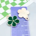 Colgante de flor de esmalte verde para la creación de joyas DIY con acabado dorado - Flor de Esmalte (17538)