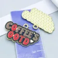 Kleurrijke emaille koffiebedeltjes met COFFEE'S OOTD tekst voor DIY sieraden maken - Letterlabel (27181)