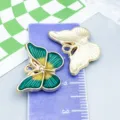 Colgantes de mariposa en esmalte verde con acabado dorado para hacer joyas artesanales DIY - Mariposa Insecto de Esmalte (19105)