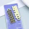 Gouden en zwarte emaille koffiewoord hangers voor het maken van DIY sieraden accessoires - COFFEE Letterlabel (27182)