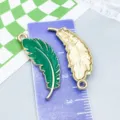 Dijes de plumas en esmalte verde para la creación de joyas DIY con aleación dorada - Pluma de Oro KC (21822)