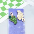 Pequeño colgante de uva en esmalte verde para joyería DIY con medidas incluidas - Uvas de Oro KC (22175)