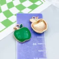 Colgantes de manzana de esmalte verde para joyería DIY sobre una regla de color púrpura - Manzana de Oro KC (22176)