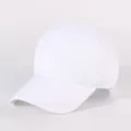 Einfarbige weiße Baseballkappe aus Baumwolle, Vintage Weich Top Dad Hat für Damen und Herren. - Weiß