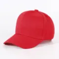 Nahaufnahme des klassischen einfarbigen roten Baumwoll-Baseballcaps mit feiner Textur. - Verstellbar / Rot