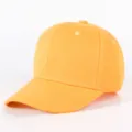 Oranger Baseballcap Detailansicht, einfarbiger Baumwolltwill mit fester Krone und gebogenem Schirm. - Verstellbar / Gelb