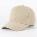 Khakifarbene Baseballcap mit fester Krone und breitem Schirm für klassisch stilvollen Look. - Verstellbar / Khaki