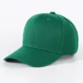 Detailansicht der gruenen Baseballkappe, Nahaufnahme von Struktur und gebogenem Schirm. - Verstellbar / Dunkelgrün