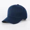 Nahaufnahme der marineblauen Baseballkappe mit fester Struktur und vorgeformtem Schirm. - Verstellbar / Marineblau