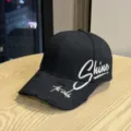 Detailansicht der schwarzen, distressten Baseballkappe mit weißer Stickerei und Krempe. - Schwarz