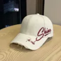 Lässige cremefarbene Baseballkappe mit Destroyed-Effekt und weinroter Stickerei für Damen. - Gebrochenes Weiß