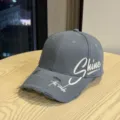 Graue, verbrauchte Baseballkappe mit weißer Stickerei für lässigen täglichen Sonnenschutz. - Grau