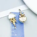 Colgante de medusa de oro KC con detalles de vidrio blanco para joyería artesanal DIY - Medusa con Purpurina Fina (28157) / 1 Pieza/Paquete (27*12mm) / Oro KC / Blanco