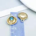 Colgante de concha dorada con piedra de vidrio azul para hacer joyas hechas a mano DIY - Concha con Strass Azul (28172) / 1 Pieza (16*15mm) / Oro KC/Strass Azul