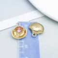 Colgante de concha dorada KC con gema de cristal rosa para joyería artesanal DIY - Concha con Strass Rosa (28173) / 1 Pieza (16*15mm) / Oro KC/Strass Rosa