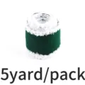 Detailansicht des gruenen Weihnachtsstoffbandes mit weissem Plueschrand, 5 Yard Pack. - Grün