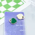 Par de colgantes de corazón en esmalte verde y oro para la creación de joyas artesanales - Corazón de Melocotón Pequeño (22866)