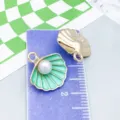 Colgante de concha esmaltada en verde con perla y concha dorada para joyas DIY - Concha de Perla del Océano (23197)