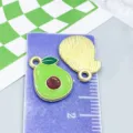 Colgante de aguacate en esmalte verde con acabado dorado para creación de joyas DIY - Fruta Aguacate (24424)