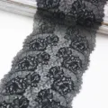 Gros plan sur les details de la dentelle elastique noire, texture de tissu pour couture. - Noir