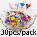 Bunte kleine Holzklammern mit Herz für Handwerk, Hochzeit, Party und Fotodekoration. - 30er Set / Mehrfarbig