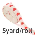 Rotolo di nastro jacquard cuori rossi, bordo in tessuto beige da 1,6 cm per confezioni. - Rosso