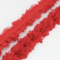 Detalle del ribete de encaje floral de gasa roja para costura DIY y decoraciones. - Rojo