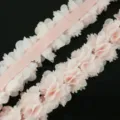 Dettaglio bordo in pizzo di chiffon a fiori, nastro rosa per cucito, confezioni e decori. - Rosa chiaro