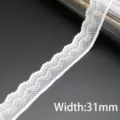 Weißes elastisches Spitzenband Detail, 31mm Breite, ideal für Nähen, Kleidung und DIY Handwerk. - 31mm