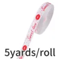 Valentijnsdag lint met rode lippen en zoete liefdesprint voor cadeaus inpakken en knutselen. - Wit Rode Lippenprint