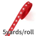 Close-up detail van rood ripslint met wit hartjespatroon, ideaal voor knutselwerk. - Rode hartjesprint