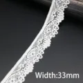 Weisse elastische Spitzenkanten 33mm breit, ideal fuer Naehen, Kleidung und DIY Bastelprojekte. - 33mm