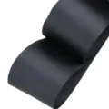 Primo piano del dettaglio della texture del nastro grosgrain nero, ideale per confezioni e fai da te. - Nero
