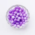 Primo piano di perline tonde in acrilico marmorizzato viola per accessori di gioielleria. - 6mm / Viola chiaro