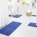 Tapis de bain en mousse à mémoire antidérapant bleu, idéal pour le sol de la salle de bain. - Bleu Saphir