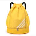 Gelber wasserdichter Nylon Kordelzug Sport Rucksack mit unterem Schuhfach und Netztaschen. - Gelb