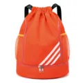 Oranger Kordelzug Sport Rucksack mit Bodenfach und klassischem Drei-Streifen-Design. - Orange