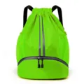 Fluoreszierender grüner Sportrucksack mit Kordelzug, Bodenfach und reflektierenden Streifen. - Grasgrün