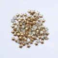 Vista dettagliata di minuscoli cabochon a stella piatti in oro opaco con centri bianco perla. - 10mm / 2000 Pezzi/Pacco / Oro Opaco