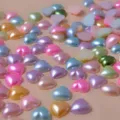 Perline piatte a mezzo cuore in finta perla ABS colorata per nail art DIY e decori. - Cuore 3mm / 10000 pezzi/confezione / Colori misti casuali