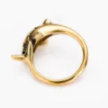 Gros plan détaillé d'une bague requin vintage en alliage avec finition or antique - Vieil Or